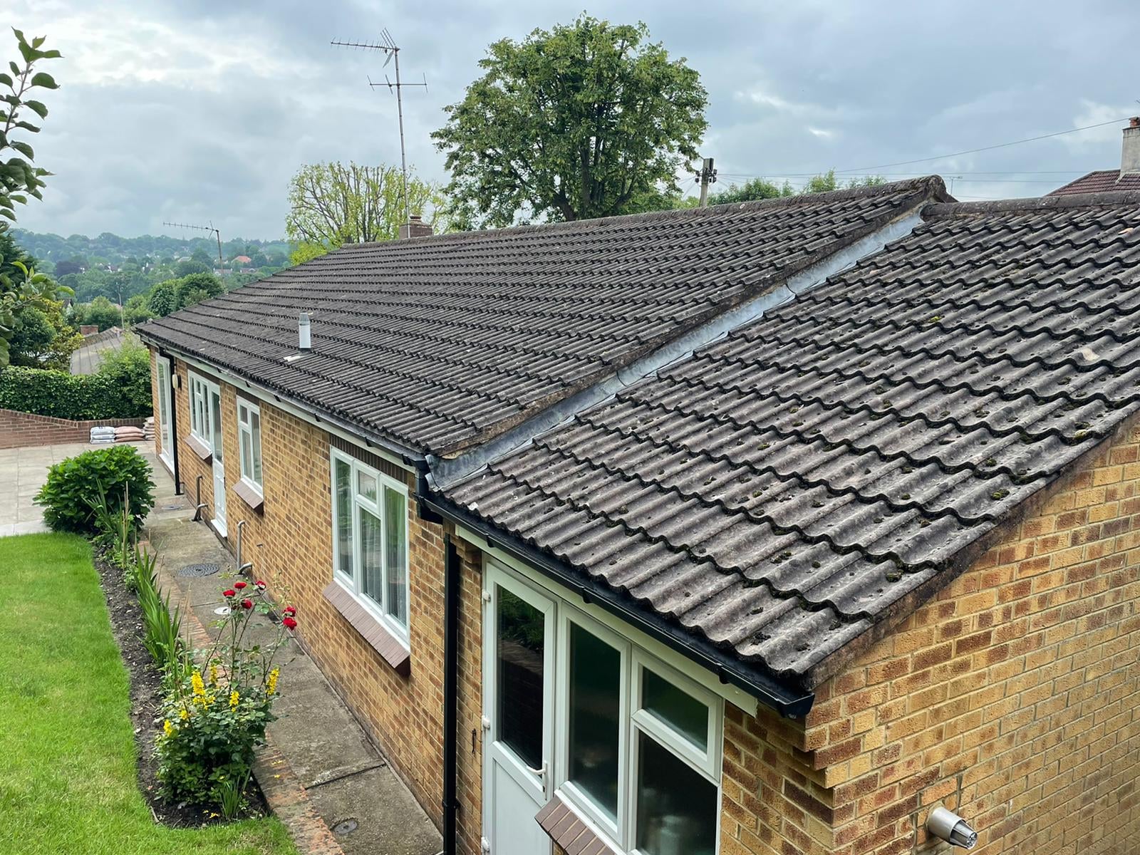 Roof before jet washing